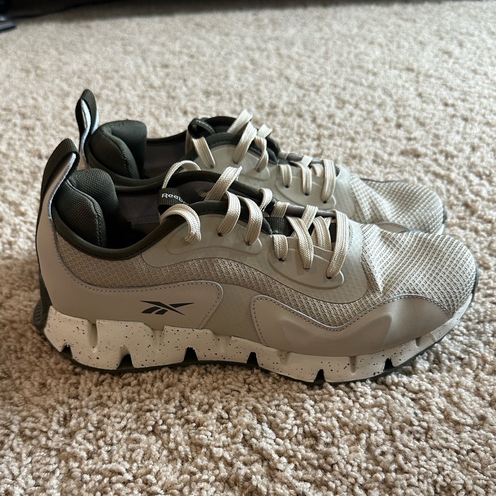 Reebok Zig Dynamica Running Shoes Green and Tan size 9.5